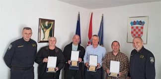 U Policijskoj upravi ličko-senjskoj dodijeljene Spomen značke umirovljenim policajcima