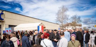 HDZ organizirao tradicionalnu podjelu prženih ribica i kuhanog vina građanima na Veliki petak uz prigodno druženje povodom Uskrsa