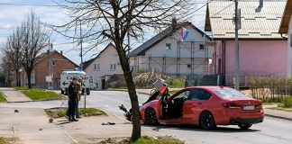 Motociklist teško ozlijeđen u sudaru s automobilom u Gospiću