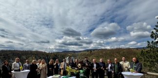 Plitvička jezera proslavila 76. rođendan uz pjesmu, tortu i maskotu Medu