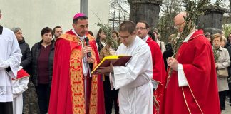 Vjernici u Gospiću obilježili Cvjetnicu procesijom i molitvom