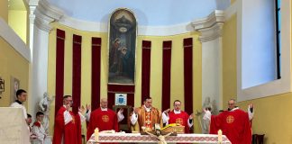 Obredi Velikog petka u gospićkoj katedrali: „Križ je objava naše ljudske povijesti”