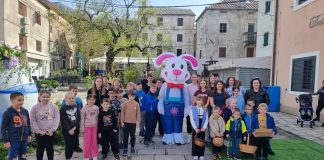 Veseli Uskrs u Karlobagu: djeca tražila jaja i družila se sa Zekom