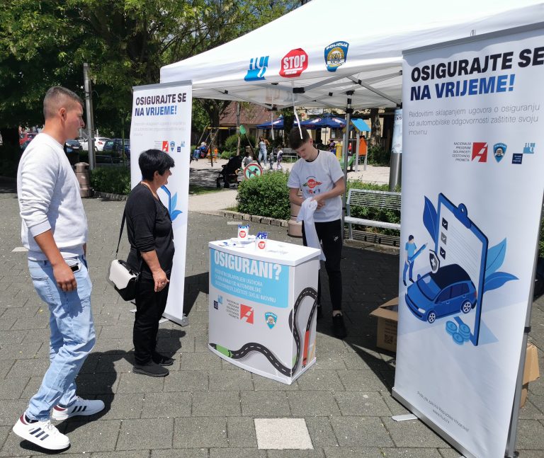 STOP NEOSIGURANIM VOZILIMA Akcija obišla Otočac i Gospić: Građani iznenađeni ozbiljnim posljedicama vožnje bez police osiguranja i registracije