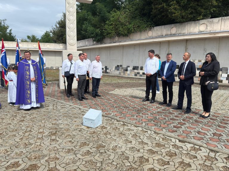 U Udbini otkrivena spomen-ploča za 43 poginula i nestala branitelja HEP-a