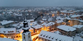 Zimska čarolija stigla u Liku: Prvi snijeg zabijelio Gospić