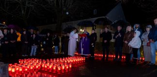 Gospić u molitvi i svjetlu svijeća odao počast Vukovaru i Škabrnji