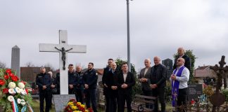 Otočac u tišini Svih svetih odao počast preminulima