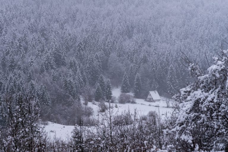 Snježna bajka u Krasnu: prvi ovosezonski snijeg zabijelio Sjeverni Velebit