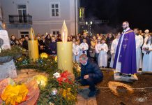 Advent u Gospiću započeo paljenjem prve svijeće