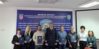 Svečana prisega novih hrvatskih državljana u Policijskoj upravi Ličko-senjskoj