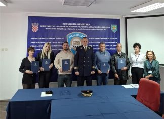 Svečana prisega novih hrvatskih državljana u Policijskoj upravi Ličko-senjskoj