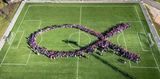 Ružičasta vrpca u Gospiću: više od 800 učenika poručilo “Mama, budi zdrava!”