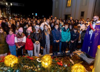 U Gospiću upaljena druga adventska svijeća