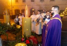 Treća adventska svijeća zapaljena u Gospiću uz poruku radosti i ljubavi