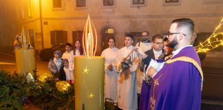Treća adventska svijeća zapaljena u Gospiću uz poruku radosti i ljubavi