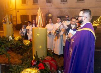 Treća adventska svijeća zapaljena u Gospiću uz poruku radosti i ljubavi
