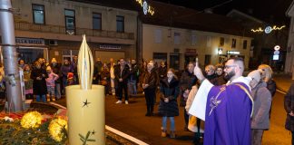 U Gospiću upaljena četvrta adventska svijeća