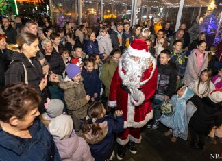 Blagdanska čarolija na Trgu Stjepana Radića: otvoren advent u Gospiću