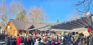 Baške Oštarije u podne zakoračile u 2026. uz pjesmu i dobro raspoloženje