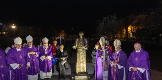 Peta obljetnica smrti biskupa Mile Bogovića obilježena svetom misom i otkrivanjem biste