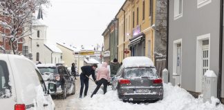 FOTO Gospić u zagrljaju zime, snijeg donio radost, ali i probleme