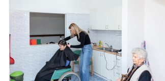 Blagdani s osmijehom: mlada frizerka Mia darovala svoje vrijeme štićenicima doma u Gospiću