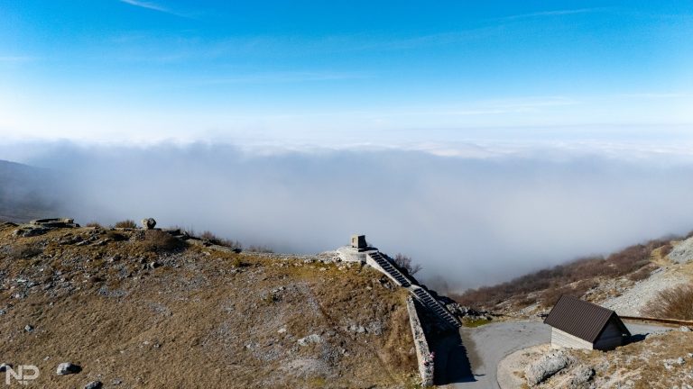 FOTO Zimska čarolija na Baškim Oštarijama: Pogledajte kako se magla lomi o velebitske vrhove