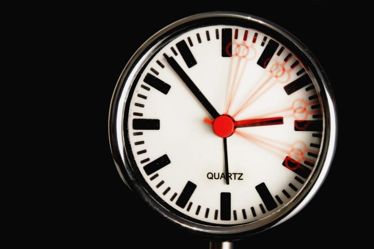 Zašto se budimo nekoliko minuta prije alarma? Znanstvenici imaju zanimljivo objašnjenje