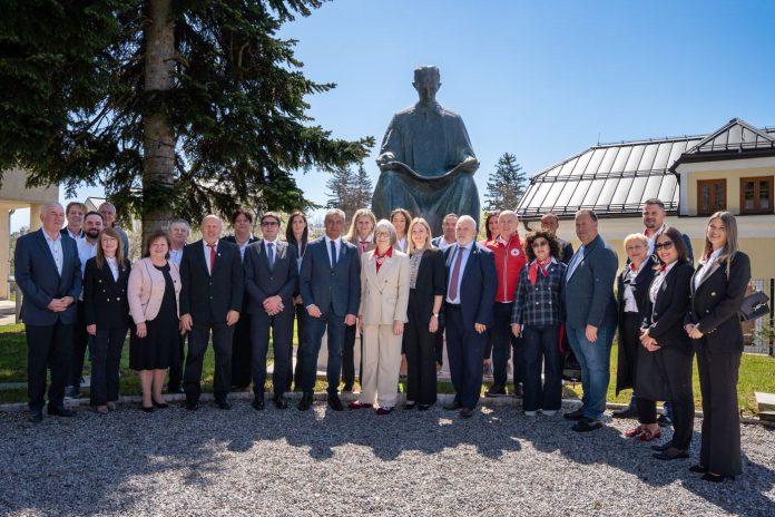 Kate Forbes Crveni križ12