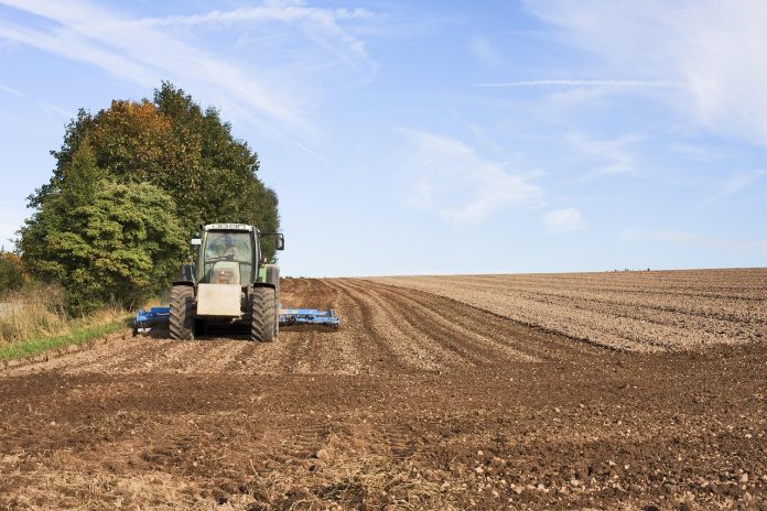 traktor-sjetva-poljoprivreda-pixabay