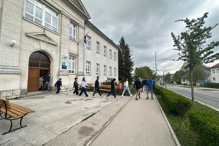 U Korenici održana vježba evakuacije: Učenici i djelatnici pokazali visoku razinu spremnosti