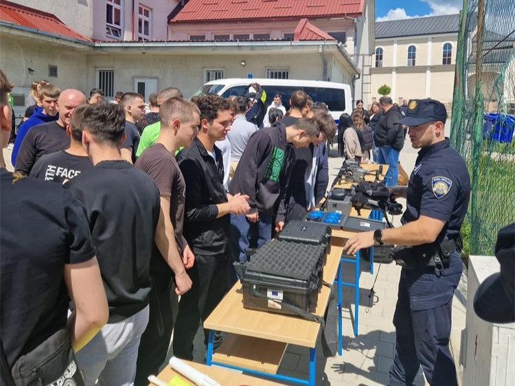 Kroz opremu, tehniku i psa Maxa učenici u Korenici upoznali policijski poziv