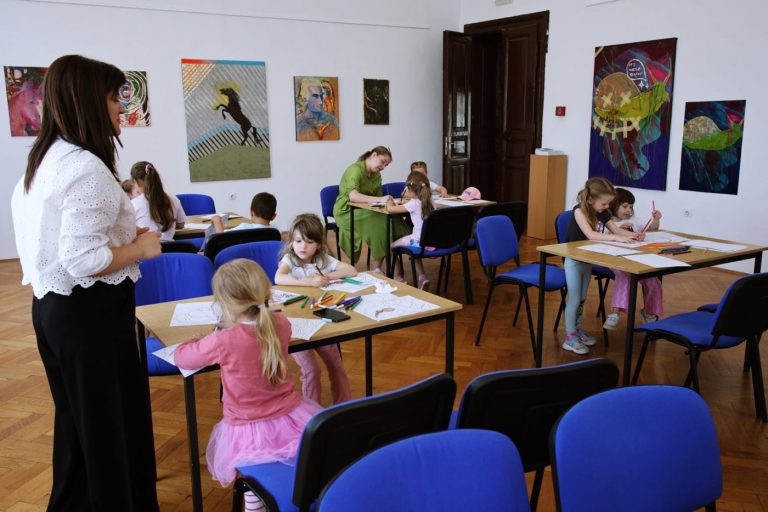 Mali umjetnici iz Cicibana posjetili Muzej Gacke i okušali se u ulozi slikara