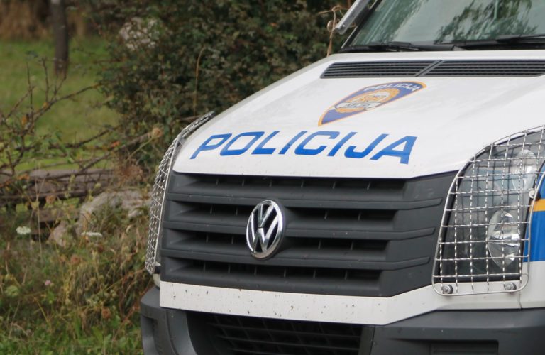 Težak vikend na ličkim cestama: U 20 prometnih nesreća više osoba ozlijeđeno, motociklist i vozač quada teško stradali
