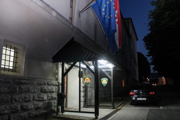 U Otočcu policiji predao 752 komada streljiva