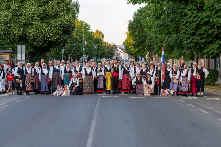 U Otočcu održana 26. Smotra folklora