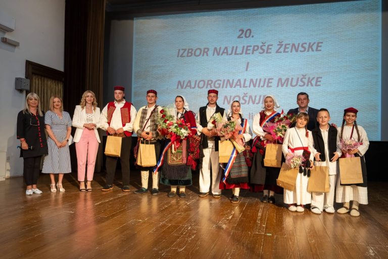 Održan izbor najljepše djevojke u narodnoj nošnji i najoriginalnije muške narodne nošnje u sklopu 26. Smotre folklora u Otočcu