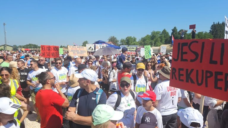Počeo prosvjedni hod “Hodaj za Liku”, građani traže istinu o otpadu i tvornici litija