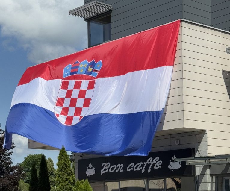 Lički navijači poslali moćnu poruku: Desetmetarska zastava ukrasila samo središte Gospića