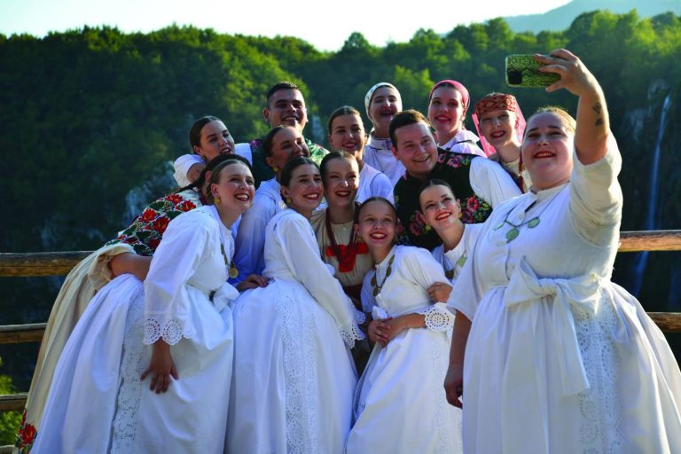 Folklor, pjesma i tradicija ponovno oživljavaju Plitvička jezera: Donosimo raspored nastupa KUD-ova