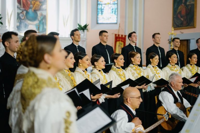 Glazbeni spektakl u Otočcu: Ansambl LADO oduševio prepunu crkvu programom „Agnec Božji“