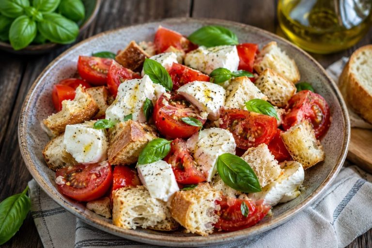 Ljetni ručak od rajčice, mozzarelle i starog kruha: Gotov za deset minuta, a ne traži kuhanje