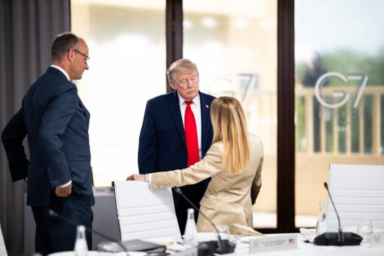 Trump razbjesnio Meloni tvrdnjom da ga je molila za fotografiju: “Ni ja ni Italija nikada ne molimo”