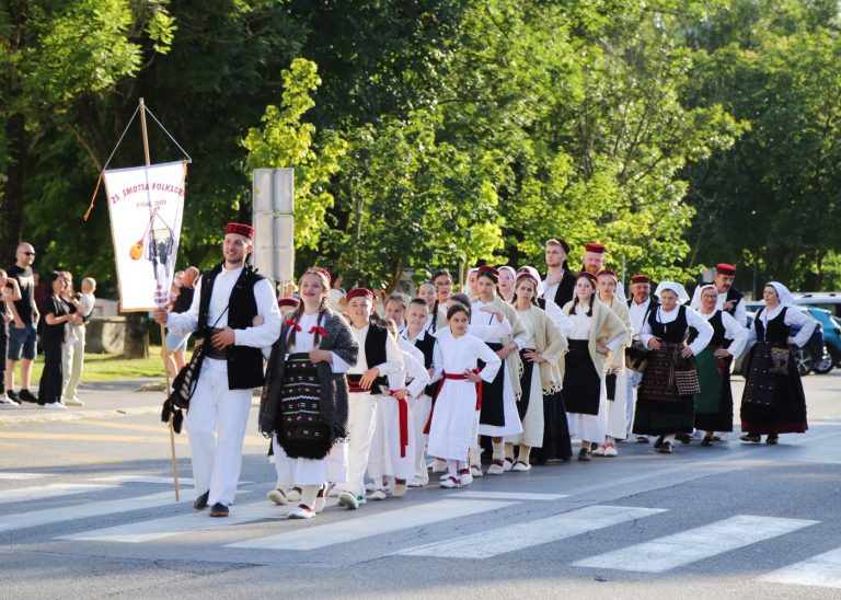 Smotra folklora u Otočcu okuplja čuvare tradicije iz cijele Hrvatske