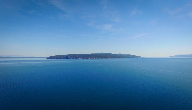 Mnogi ga zaobilaze zbog Hvara i Brača, a skriva neka od najljepših mjesta na Jadranu