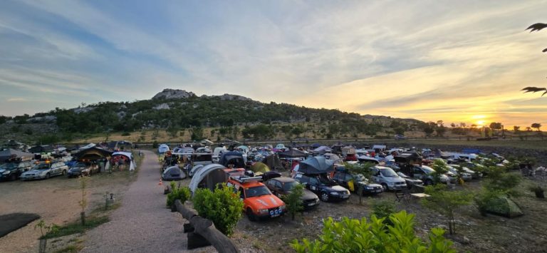 Karavana neobičnih automobila stigla pod Velebit: Sudionici Carbage Runa odsjeli u Hostelu Čelina u Šušnju