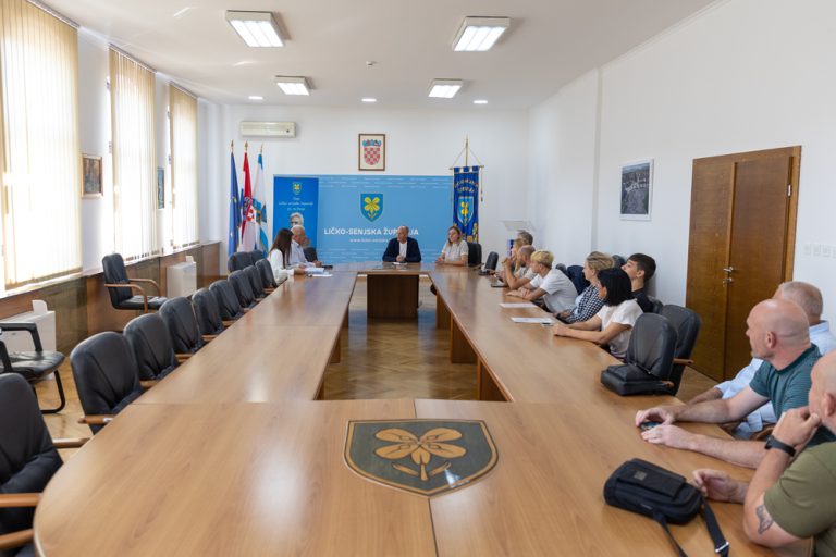 U prostorijama Ličko-senjske županije uručeni čekovi sportašima, sportskim klubovima i savezima