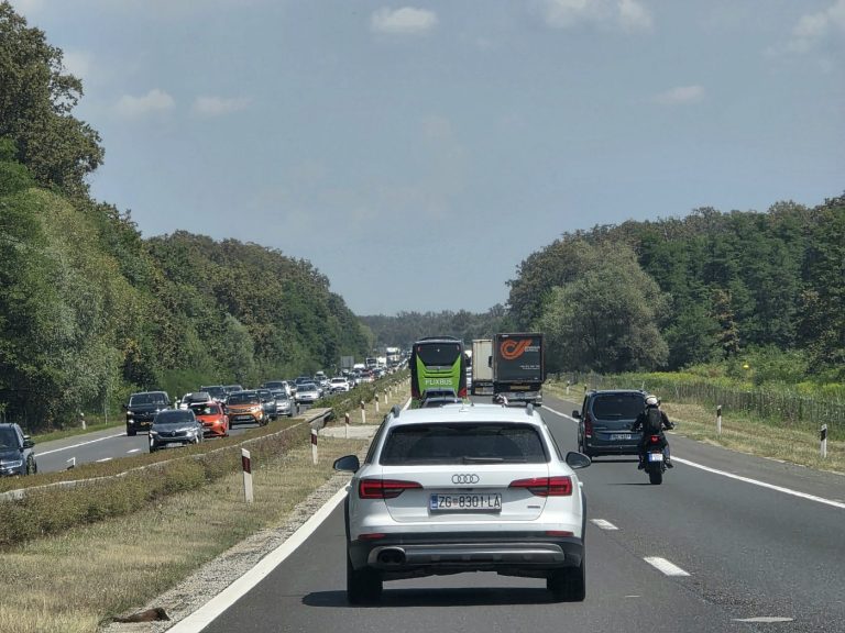 Velike gužve na A1: Kolone između Lučkog i Bosiljeva, nesreća u tunelu Grič