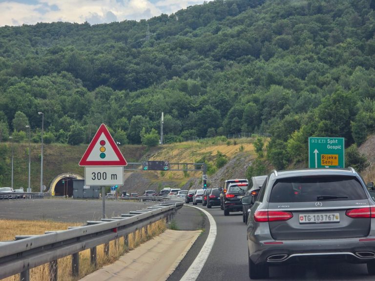 Velike gužve diljem Hrvatske: Na Bajakovu kolona 10 kilometara, na Krčkom mostu čak 13